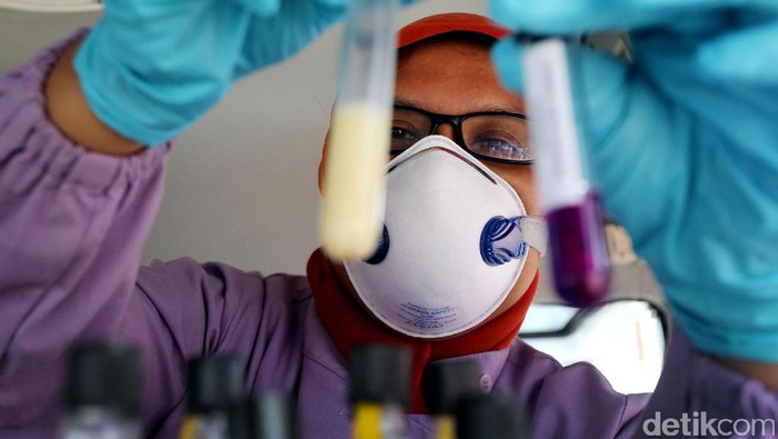 BPOM DKI Jakarta  menggelar pemeriksaan makanan dan jajanan takjil di Pasar Benhil, Jakarta. Sebanyak 52 sampel makanan diuji langsung di lapangan.