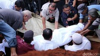 Yana dimakamkan di TPU Gandul, Depok, Jawa Barat pada Jumat (2/6) sore.