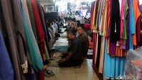 Hal ini karena membludaknya jamaah yang salat di masjid.