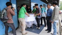 Yana Zein pun dibawa beserta peti matinya untuk segera dikafankan.