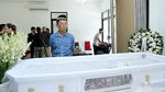 Antara Dua Agama, Suasana di Rumah Duka Yana Zein