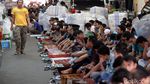 Masjid Membludak Warga Salat Jumat di Pasar