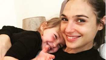 Gal Gadot aktris cantik asal Israel kelahiran tahun 1985 merupakan seorang ibu dari dua anak. Foto Gal bersama putri pertamanya bernama Alma Versano. (Foto: Instagram/gal_gadot)