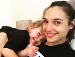 Penampilan Polos Si Cantik Gal Gadot