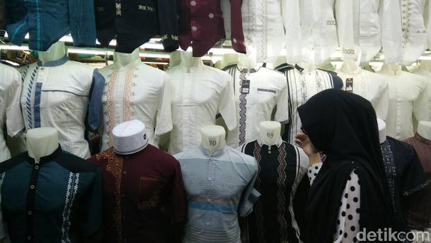 Jualan Baju  Koko  Pedagang Tanah  Abang  Raup Omzet Rp 50 