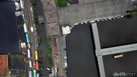 Penanganan rob ini sebenarnya sedang berlangsung tidak jauh dari terminal. Di jalan arah masuk terminal, ada proyek peninggian parapet. Pompa pun diaktifkan di sisi jalan Pantura Terboyo.