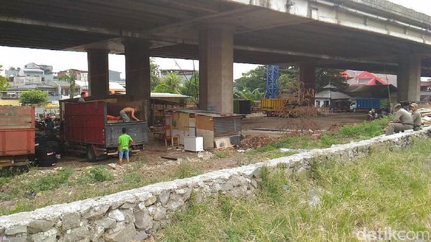 Kawasan bedeng Kalijodo tidak jadi dibongkar hari ini.