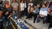 Amien Rais membacakan pernyataan sikapnya.