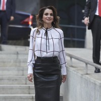 Ratu Rania dari Yordania sosok Cinderela modern yang menginspirasi. Terlahir dari keluarga non bangsawan dan tidak kaya-raya, Rania meraih gelar sarjana dari sebuah universitas di Kairo. Dia kemudian hijrah ke Eropa dan berkat kerja kerasnya sempat menduduki posisi penting di perusahaan Apple hingga Citibank. Ratu Rania bertemu dengan Raja Abdullah II dari Yordania dalam sebuah acara makan malam. Enam bulan setelahnya mereka menikah pada 1993. Foto: Getty Images