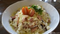 Cheezy rice yang merupakan kombinasi antara nasi putih dengan lapisan keju mozarella dan butter bisa jadi rekomendasi bagi Anda pecinta keju. Disajikan hangat, paling enak disantap dengan paduan smoked beef, sosis hingga potongan jamur. Seporsi sajian nasi ini dibandrol dengan harga sekitar Rp 42.000. Nyam!
