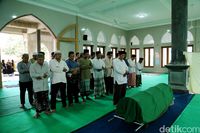 Jenazah Yana juga sempat disalatkan dua kalli