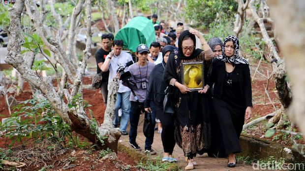 Prosesi pemakaman Yana Zein penuh haru