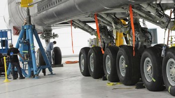 Pesawat Stratolaunch ini rupanya sudah memiliki prototipe dan dipamerkan untuk pertama kalinya ke publik pada Rabu (31/5) di sebuah hanggar yang terletak di gurun Mojave. Foto: Stratolaunch