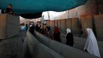 Tunaikan Salat Jumat, Warga Palestina Tembus Perbatasan Israel