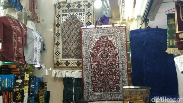 Di Pasar Tanah Abang jual sajadah asal Turki dan India.