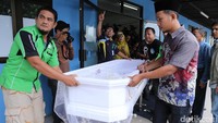 Ini jenazah Yana Zein saat masih di dalam peti dan akan dimandikan. Foto: Hanif Hawari/detikHOT
