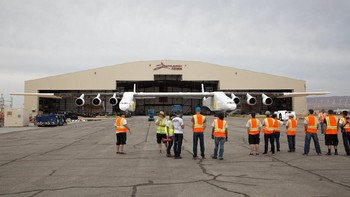 Allen meyakini, teknologi peluncuran roket di udara ini diyakini lebih murah dan efisien bila dibandingkan dengan peluncuran roket di darat. Foto: Stratolaunch