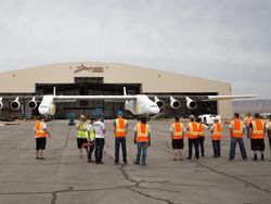 Penampakan Pesawat Terbesar Sedunia Karya Pendiri Microsoft