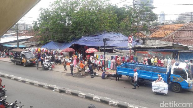 PKL berjualan di trotoar kawasan Pasar Tanah Abang.