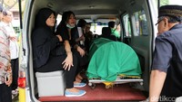Tampak kerabat dan sahabatnya ikut menemani di ambulance.