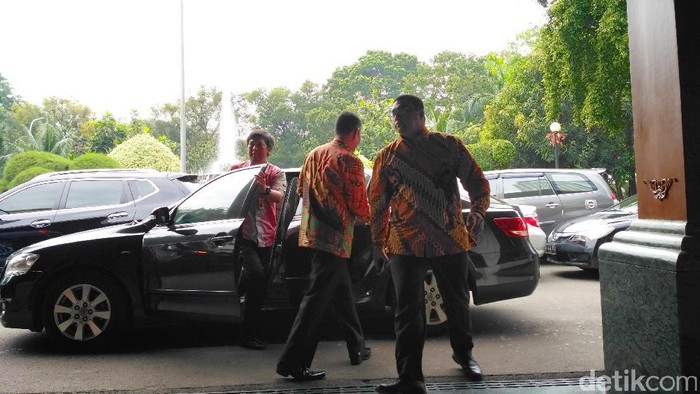 Komisioner Bawaslu Datangi Kantor Wiranto