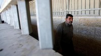 Seorang warga Palestina nampak berjalan disebuah lorong di pos perbatasan Israel. REUTERS/Mohamad Torokman.