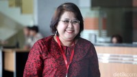 Elza memenuhi panggilan dan tiba di gedung KPK, Jl Kuningan Persada, Jakarta Selatan, pada pukul 10.16 WIB.