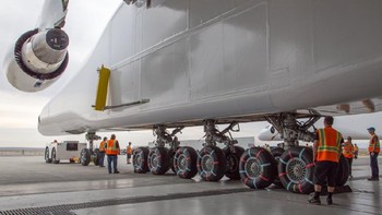 Roda pesawat ini sendiri jika ditotal ada 28 buah. Mesinnya, ada 6. Semuanya menggunakan mesin jet Boeing 747. Kabel-kabelnya, kalau dipanjangkan bisa sampai sejauh 97 Km. Foto: Stratolaunch