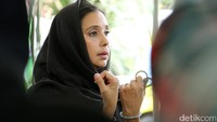 Ayu mengaku datang untuk memberikan salam terakhir kepada Yana Zein.