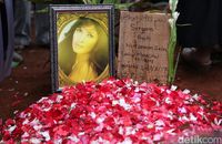 Yana Zein dimakamkan secara Islam di TPU Gandul, Cinere. 