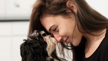 Gal juga memiliki hewan kesayangannya, ia senang memposting foto bersama Lola nama yang diberikan untuk anjingnya. (Foto: Instagram/gal_gadot)