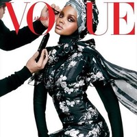 Halima Aden merupakan salah satu hijabers yang inspiratif. Ia memiliki wajah cantik dan populer sejak mengikuti Miss Minnesota USA dengan menggunakan burkini.  Halima Aden kini dikenal sebagai model berhijab yang dipercaya oleh berbagai merek high end. Bahkan Halima Aden pernah menjadi model untuk Kanye West. Tidak hanya itu, Halima Aden juga sudah tampil di berbagai sampul majalah terkemuka seperti Vogue hingga Allure. Foto: Vogue Arabia