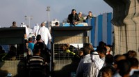 Sejumlah warga Palestina nampak antre di pos perbatasan Qalandia, Israel, Jumat (2/6/2017). REUTERS/Mohamad Torokman.
