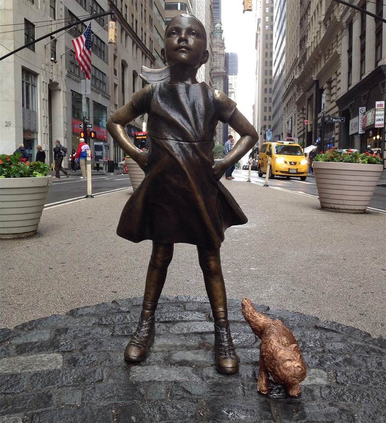 Diprotes, Patung Fearless Girl Tetap Berdiri Diprotes, Patung Fearless Girl Tetap Berdiri