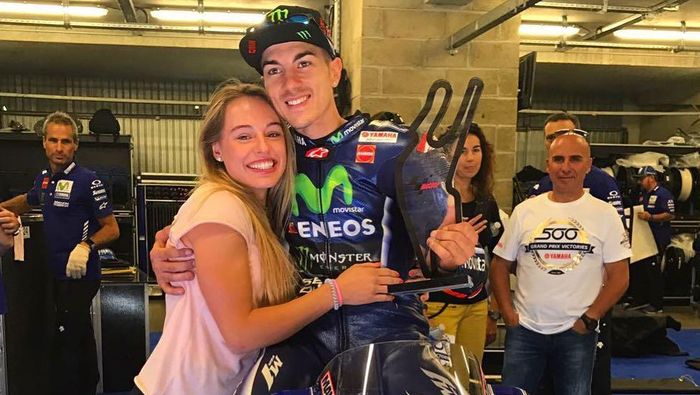 Maverick Vinales bersama pacar barunya (Foto: Instagram @cristinallovera) Maverick Vinales bersama pacar barunya (Foto: Instagram @cristinallovera)