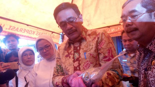 Djarot juga mengecek bahan-bahan yang digunakan untuk mengolah makanan yang dijual di pasar tersebut.