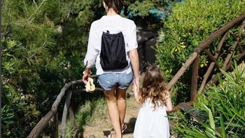 Gal yang memerankan Wonder Woman, di dunia nyata pun ia juga wanita super sebagai seorang ibu dan istri. (Foto: Instagram/gal_gadot)