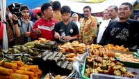 Djarot menuju tenda-tenda tempat para penjual takjil. Kehadiran Djarot pun disambut riuh oleh para pedagang maupun warga yang membeli. Para penjual langsung menyerukan dagangannya dengan bersemangat saat Djarot berkeliling. Djarot menghampiri satu per satu tenda penjual dan menuju penjual mendoan.