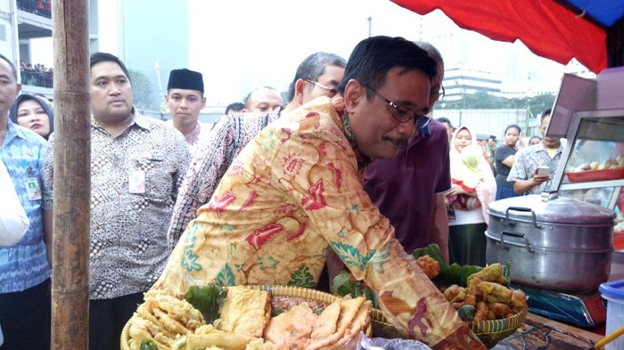 Saat Djarot Digoda Takjil Mendoan hingga Jengkol di Pasar Benhil