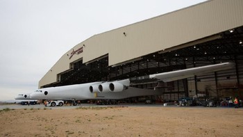 Bentang sayap pesawat ini mencapai 117 meter, lebih panjang dari sebuah lapangan sepakbola. Foto: Stratolaunch