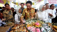 Ia pun lanjut berkeliling pasar. Selama berkeliling, Djarot tetap menerima permintaan berfoto bersama didampingi Penny Lukito dan Mangara.