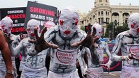 Sejumlah aktivis pengendalian tembakau menggelar parade dengan kostum tengkorak di Kolkata, India. Parade dimaksudkan untuk meningkatkan kesadaran soal bahaya rokok dan tembakau. (Foto: Saikat Paul/LightRocket via Getty Images)