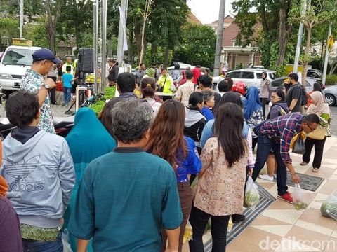 Pasar Buah Murah Jalan dr Soetomo Ludes Diserbu