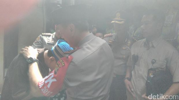 Kapolda Metro Jaya Irjen M Iriawan kunjungi rumah Briptu Gilang di Tebet, Jaksel.
