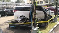 Barang bukti mobil yang dipreteli pelaku.