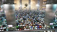 Ribuan umat muslim melakukan salat jumat di Masjid Istiqlal.