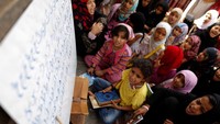 Suasana saat anak-anak belajar membaca Alquran belum lama ini di Sanaa, Yaman. REUTERS/Khaled Abdullah.