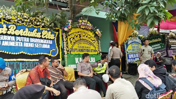 Kapolda Metro Jaya Irjen M Iriawan kunjungi rumah Briptu Ridho di Tangerang Selatan.