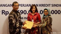 SEVP Corporate Banking Bank Mandiri Alexandra Askandar (tengah), Dirut Sarana Multi Infrastruktur (SMI) Emma Sri Martini (kanan) dan Dirut Industri Kereta Api (INKA) Agus H. Purnomo (kiri) tengah berbincang-bincang usai penandatanganan perjanjian kerjasama pembiayaan di Jakarta, Jumat (2/6/2017).