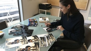 Gal saat ketika menandatangani poster film Wonder Woman terbaru untuk para fansnya. (Foto: Instagram/gal_gadot)